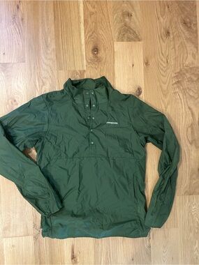 Patagonia Small Men's HOUDINI Windbreaker 1/4 snap neck Pullover - Dark Green